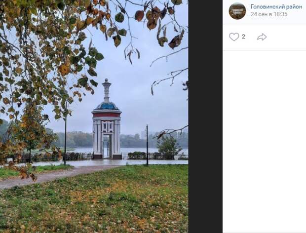 Фото дня: ротонда из Головинского блестит от дождя