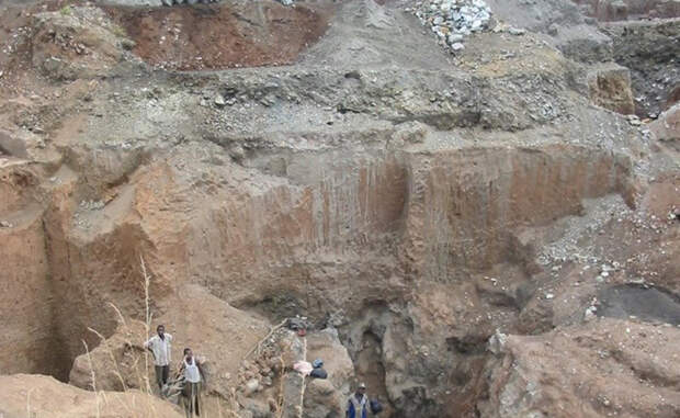 Шинколобве Демократическая Республика Конго Около 15 000 человек продолжает жить в Шиколобве, городе, фактически служившим придатком местному урановому руднику. Официально опасную шахту закрыли еще в 2004-ом году — и теперь большая часть населения Шиколобве вынуждена работать на незаконной добыче руды, которая ведется здесь несмотря ни на какие постановления.