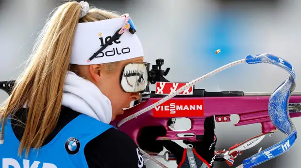 На ЧМ по биатлону во время пристрелки на линии огня гулял посторонний