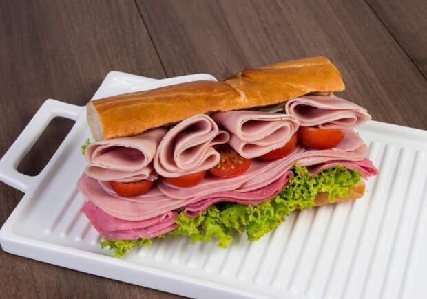 Чем опасен мясной клей?