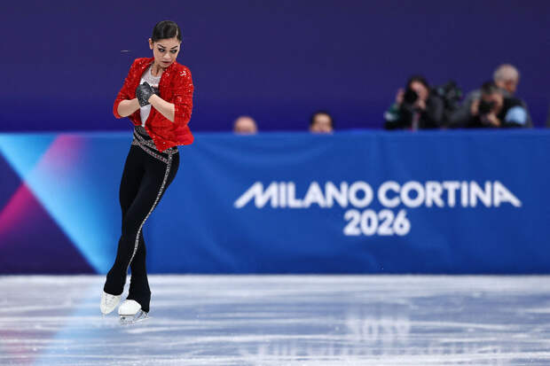 Болельщицы Петросян в кокошниках пришли поддержать фигуристку на ОИ в Милане