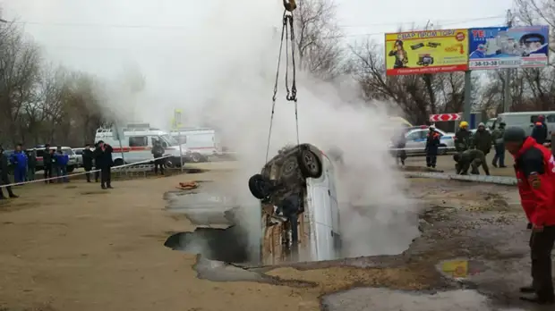 В Пензе автомобиль провалился в яму с кипятком