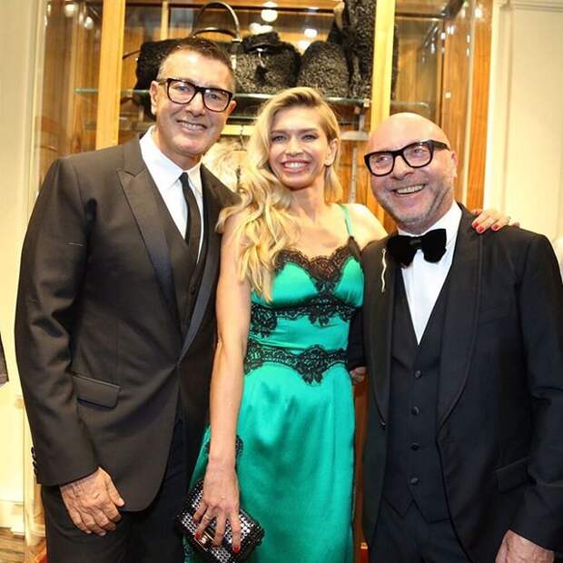 На открытии московского бутика Dolce&Gabbana Вера Брежнева продемонстрировала обручальное кольцо На открытии московского бутика Dolce&Gabbana Вера Брежнева продемонстрировала обручальное кольцо