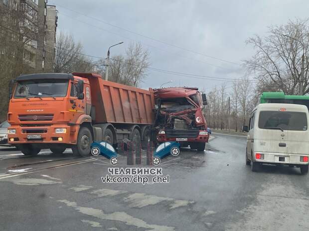 Два грузовика столкнулись на оживлённой улице в Челябинске