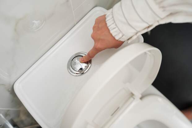 Сотрудник отеля на российском курорте начал угрожать гостям из-за сломанного унитаза