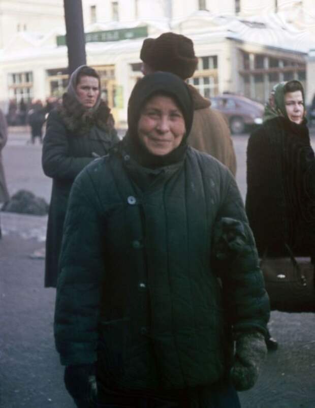 Женщина позирует Мартину на Петровке в Москве. Автор: Martin Manhoff.