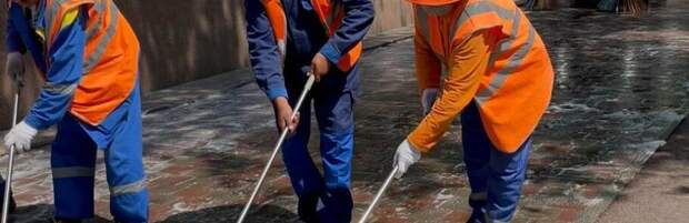 Масштабная мойка тротуаров проходит во всех районах Алматы