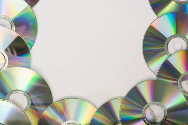 Новое применение старых дисков: как сделать эффектное кашпо-мозаику своими руками