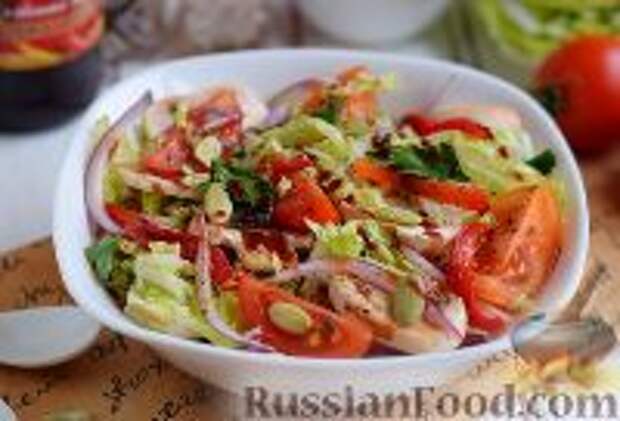 Фото к рецепту: Овощной салат с сырыми шампиньонами, под пикантной заправкой