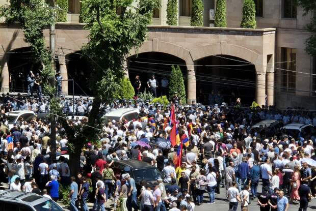 Оппозиция Армении собралась у здания Следственного комитета, где озвучила своё первое требование