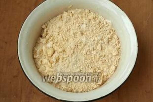 Масло перетереть руками с мукой, добавить по щепотке соли и ванилина.
