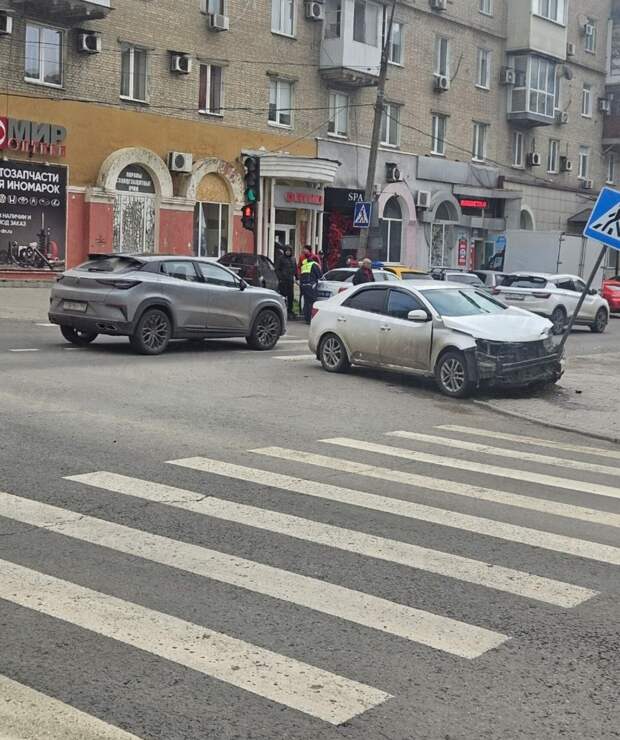 Автомобиль влетел в дорожный знак на перекрёстке улицы Щорса и проспекта