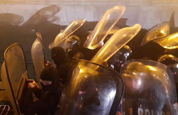 Сотрудники полиции во время акции протеста у здания парламента Грузии в Тбилиси. Оппозиция в Грузии сорвала сессию МАП (Межпарламентской ассамблеи православия) и устроила беспорядки на улицах Тбилиси, требуя отставки президента МАП Сергея Гаврилова Сотрудники полиции во время акции протеста у здания парламента Грузии в Тбилиси. Оппозиция в Грузии сорвала сессию МАП (Межпарламентской ассамблеи православия) и устроила беспорядки на улицах Тбилиси, требуя отставки президента МАП Сергея Гаврилова