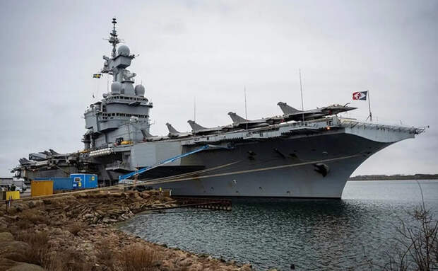 Единственный французский авианосец чуть не стал жертвой якобы российского дрона