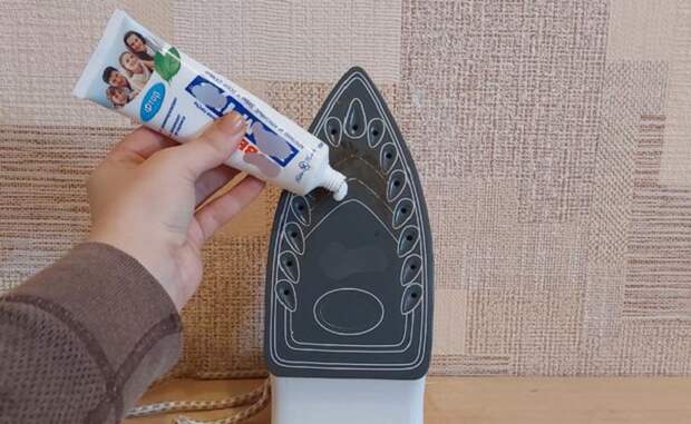 Нанесите зубную пасту на разогретый утюг. / Изображение: дзен-канал technotion