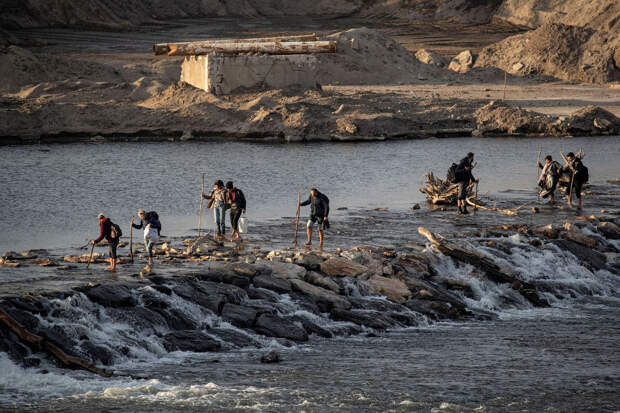 Мигранты пересекают реку Эврос