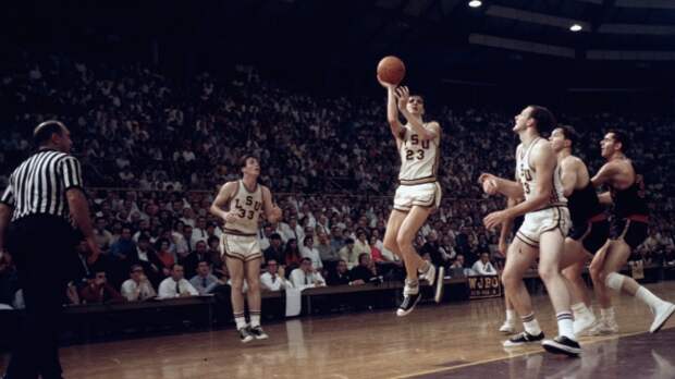 Pete Maravich shoots a shot for LSU.