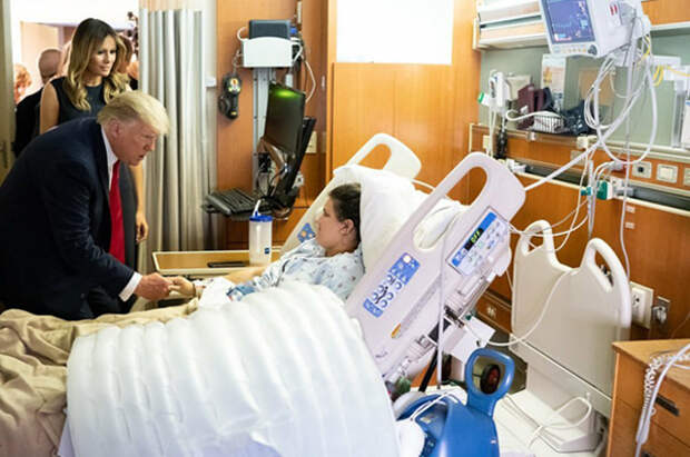 Дональд и Мелания Трамп в госпитале