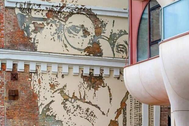 Панно с портретом Гессе спасли, вырезав облицовку стены и точь-в-точь восстановив рельеф