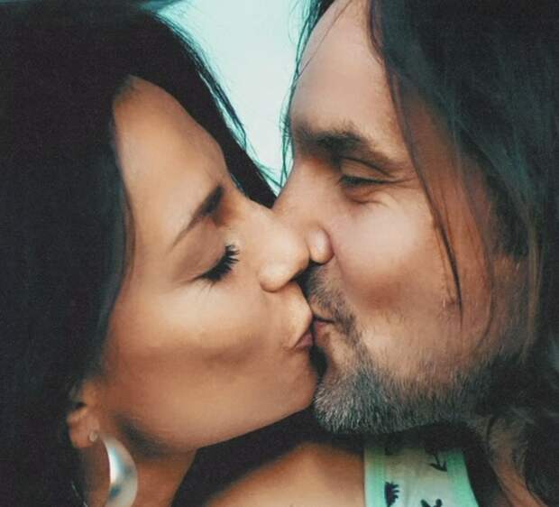 Певица Светикова поделилась редкими кадрами с возлюбленным в годовщину отношений