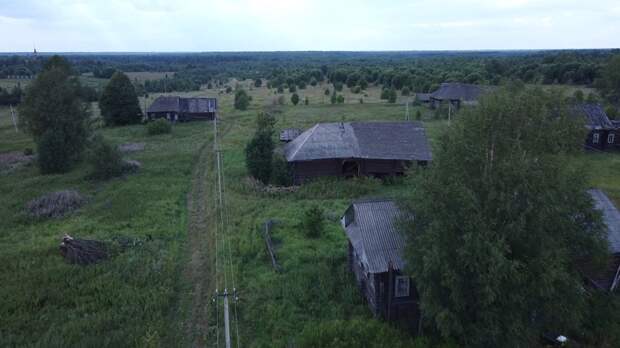 По всей России разбросаны десятки тысяч брошенных деревень и сел. Целые вымирающие области, где нет ни единой души. Я покажу нетронутую деревню, где возможно прикоснуться к прошлому.-9