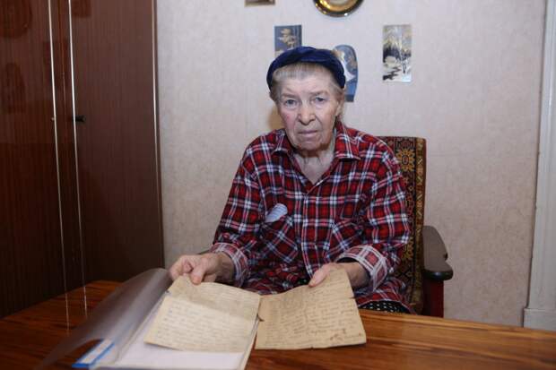 Елена Сергеевна с письмами отца/ Ярослав Чингаев
