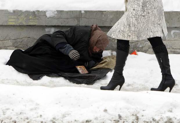 Если человек лежит на улице в мороз — что делать?