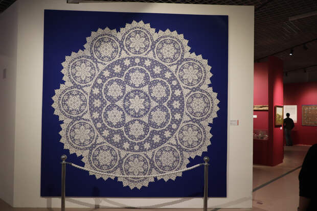 Фотография не передает точно размеров этой кружевной скатерти 