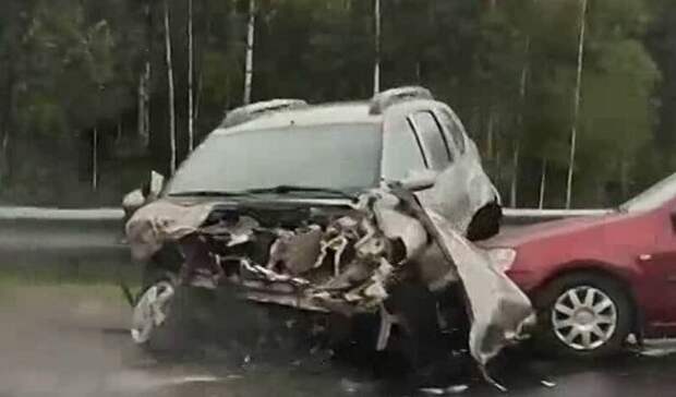 «Машины в хлам»: в ДТП на трассе в Карелии столкнулись иномарки и тягач с прицепом