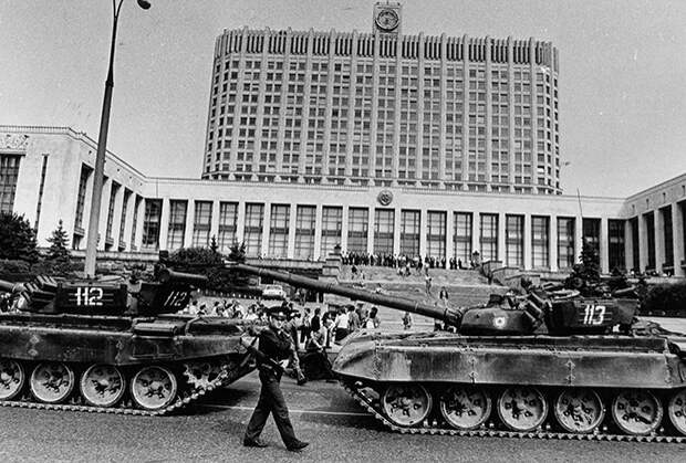 Колонна военной техники перед зданием Верховного Совета РСФСР