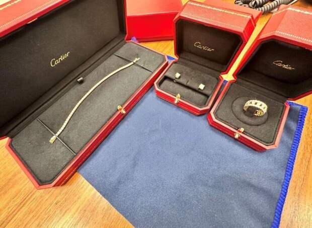 Россиянка прилетела из ОАЭ с украшениями Cartier на миллионы рублей и попалась в аэропорту