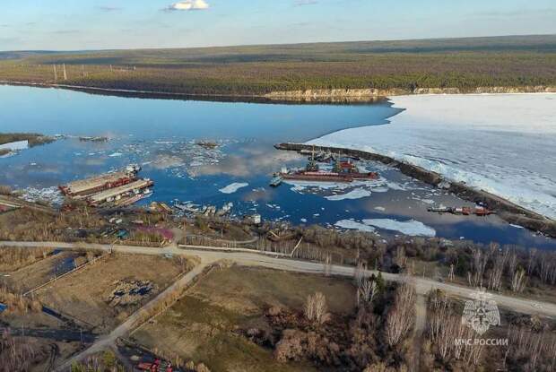 Река Лена в Якутии вышла из берегов и затопила село Иннях в Олёкминском районе
