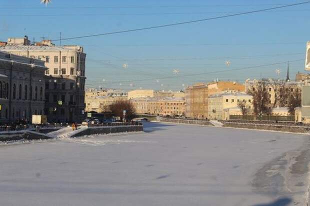 Спасатели эвакуировали мальчика со льда реки в центре Петербурга