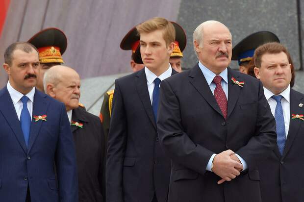 Лукашенко с сыновьями.png Лукашенко с сыновьями.png