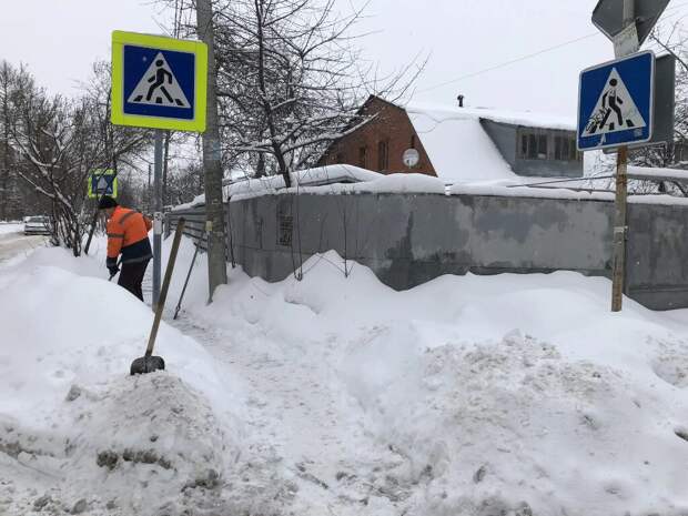 Пешеходные зоны на мостах и путепроводах отчищают от снега в Рязани
