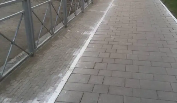 В Оренбурге бордюры белят вместе с травой и землей