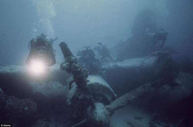 Обломки затонувшего японского самолета