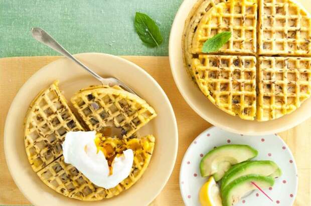 Вафли с сыром. \ Фото: deliciousfromscratch.com. Вафли с сыром. \ Фото: deliciousfromscratch.com.