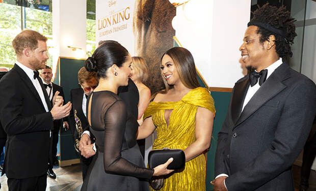 Бейонсе прикрыла провокационный вырез на подоле платья перед встречей с Меган Маркл на премьере "Короля Льва"