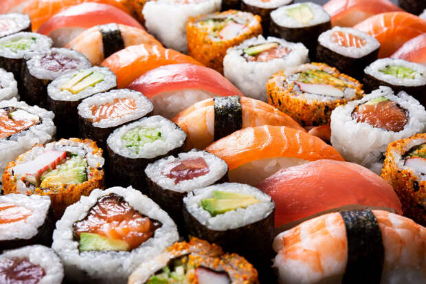 В Искитиме приостановили работу доставки суши после отравления 15 человек