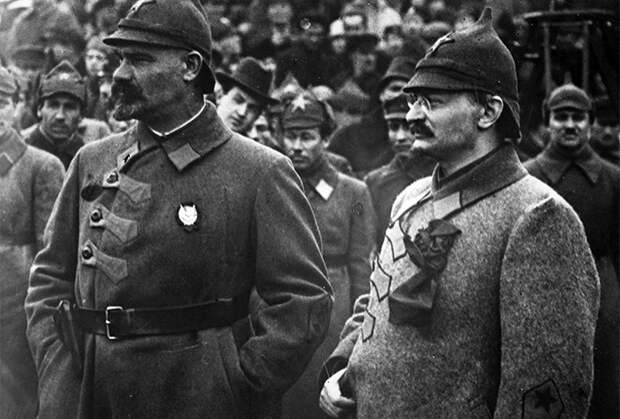 Лев Троцкий (справа) и генерал Николай Муралов (слева), октябрь 1923 года