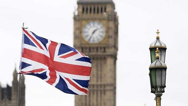 Флаг Великобритании на фоне Вестминстерского дворца в Лондоне. Архивное фото