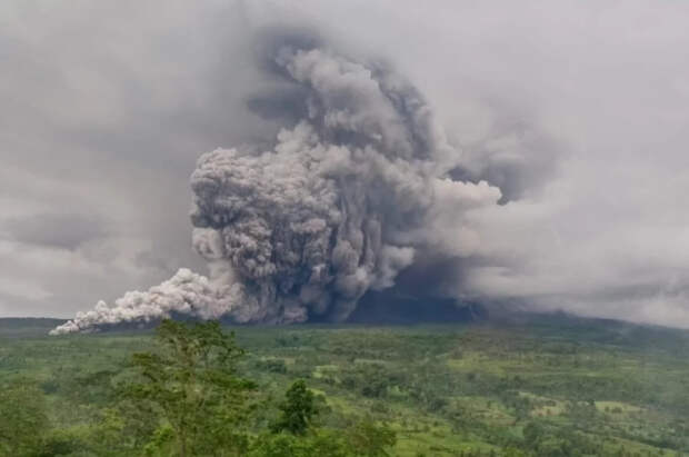 В Индонезии произошли два новых извержения вулкана Семеру