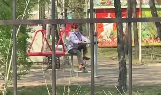 Молодые так не смогут: бабуля из Приморья нехило раскрутилась на колёсах — видео