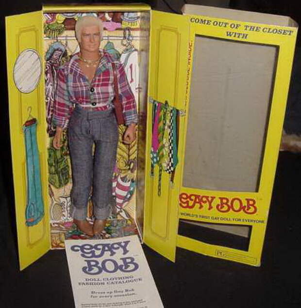 Гей Боб был упакован в коробку, стилизованную под платяной шкаф.