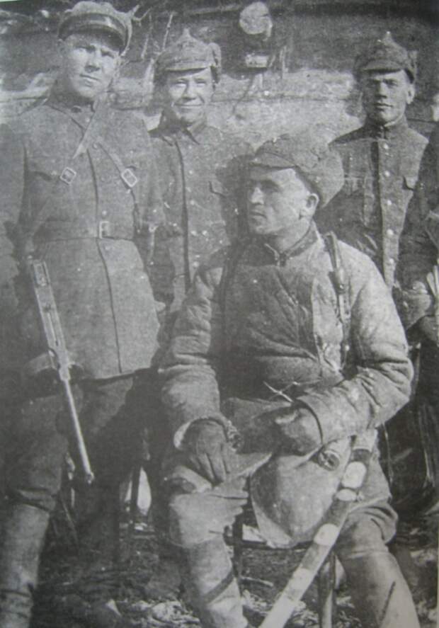 53-я дивизия войск НКВД. Командир с пистолетом-пулемётом Томпсона. 1930 год, район Памира http://siberia-miniatures.ru/ - «Тринадцать» против басмачей: в жизни и на экране | Военно-исторический портал Warspot.ru