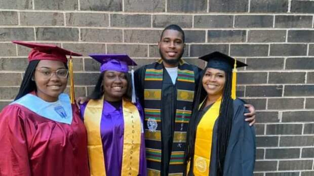Мама троих детей получила диплом колледжа через 30 лет