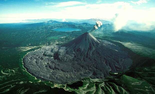 Карымская сопка, высота 1468 м, Россия вулканы, действующие вулканы