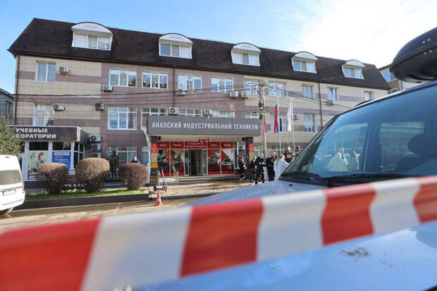 В техникуме в Анапе после стрельбы организовали мемориал в память об охраннике