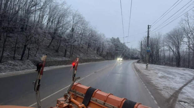 Дороги Крыма обрабатывают против гололёдицы